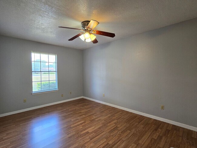 Building Photo - 230 Mighty Oak Ln