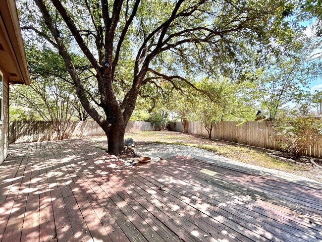 Building Photo - 4 Bed / 2 Bath Spacious One-Level Home with Large Backyard