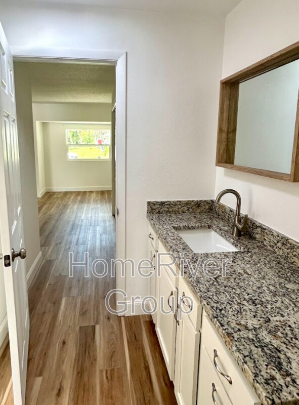Building Photo - 565 Clearview Dr