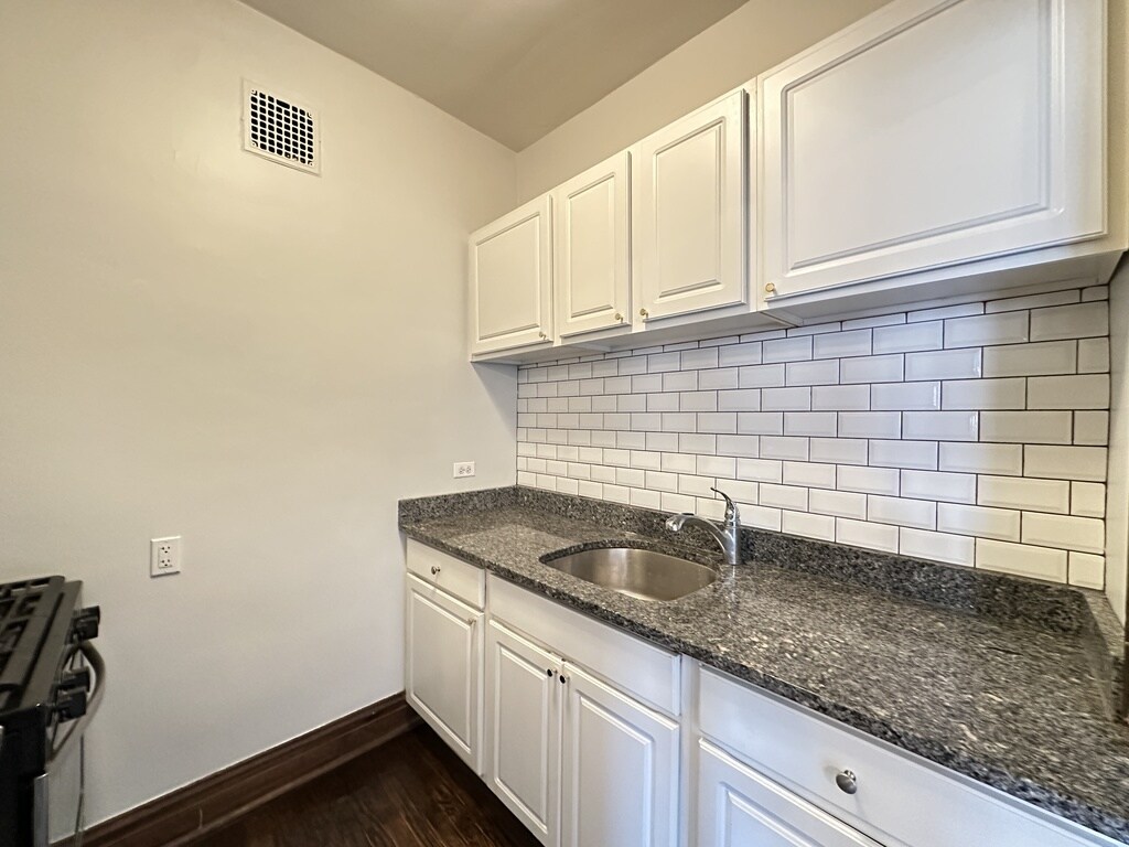 Building Photo - 1367 E 53rd St