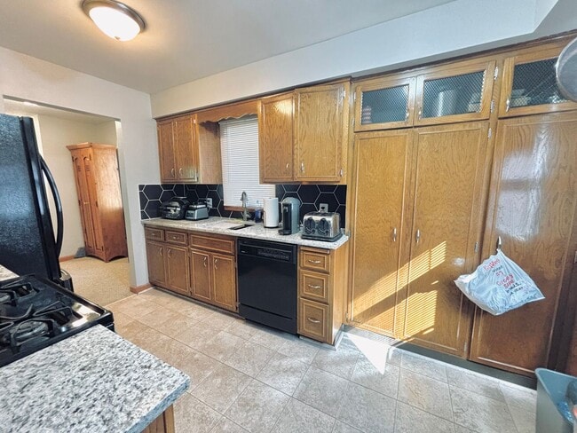 Building Photo - COME CHECK-OUT ALL THE UPDATES!  Great crystal home with huge fenced in backyard! Awesome home fo...