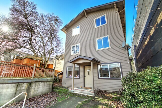 Building Photo - 8 Bedroom home in the Heart of the U-district