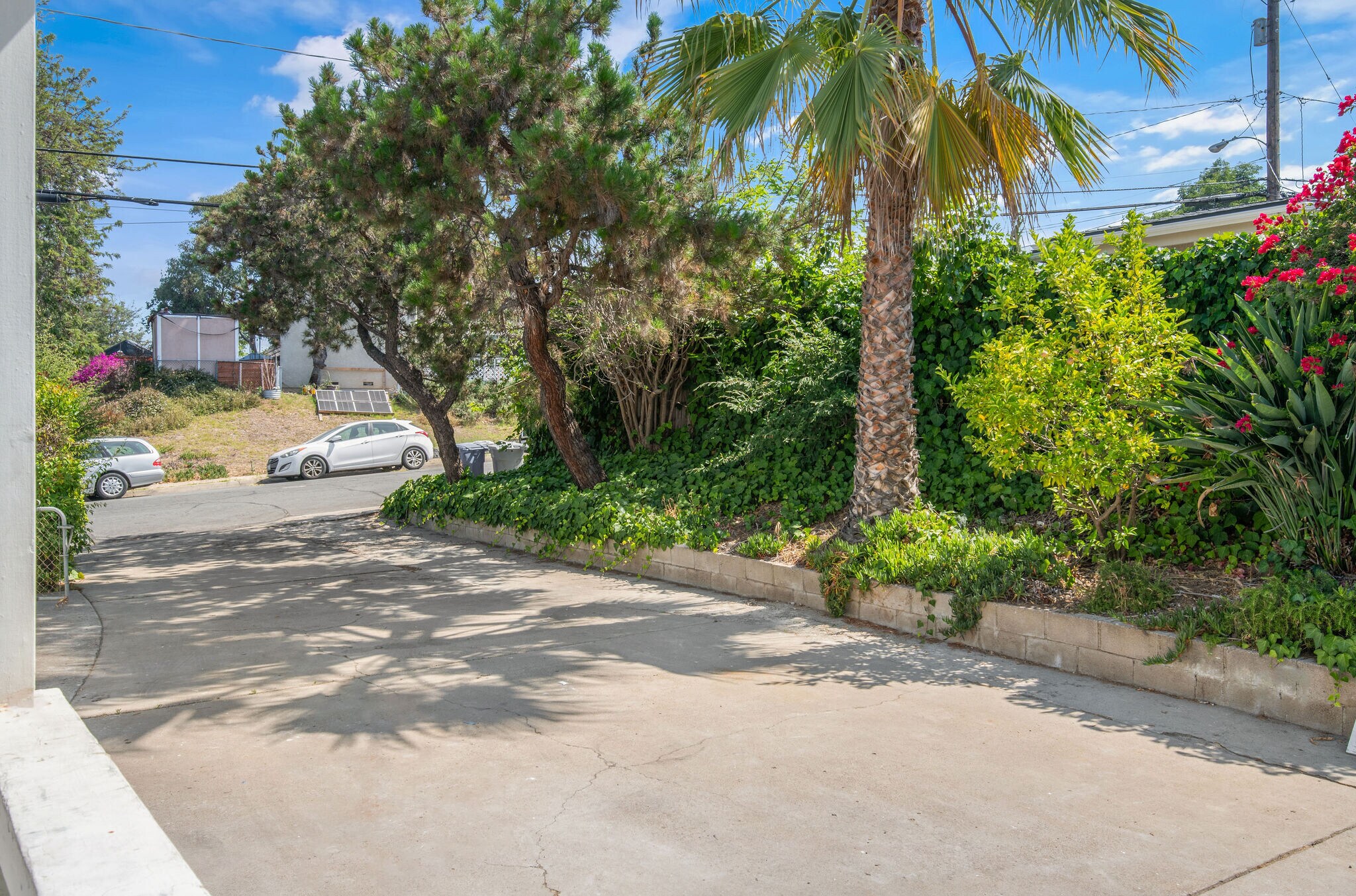 Long shared driveway - 9211 Earl St