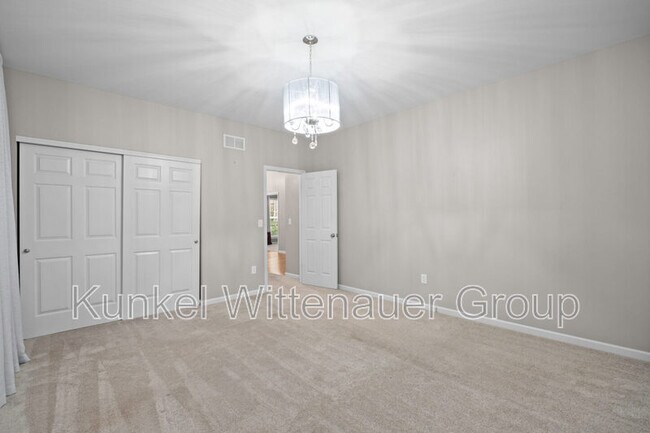 Building Photo - 105 Forest Oaks Dr