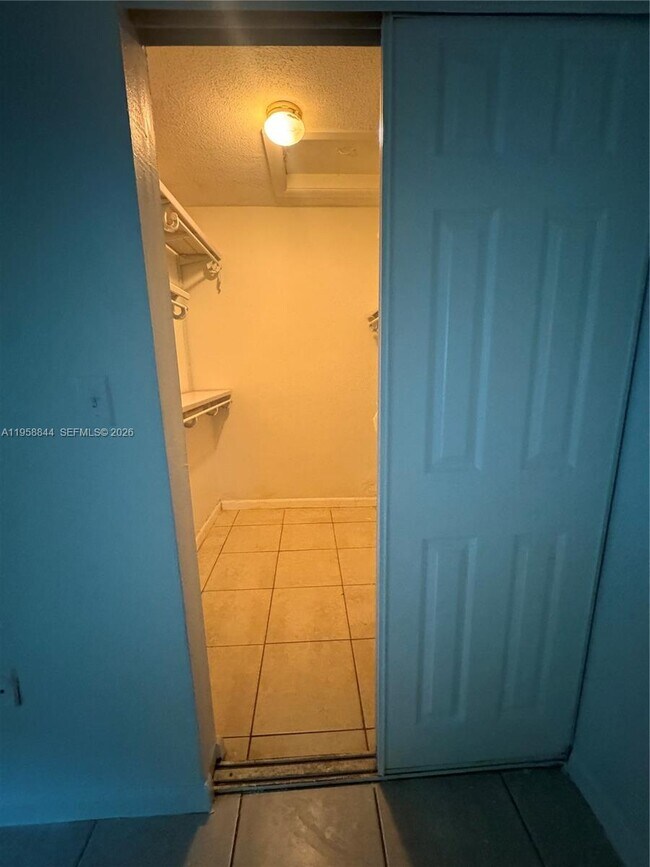 Building Photo - 2220 SW 46th Ct