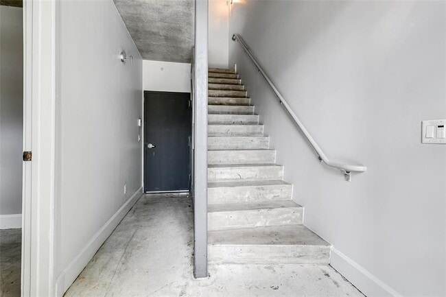 Building Photo - 721 SE 12th Ct