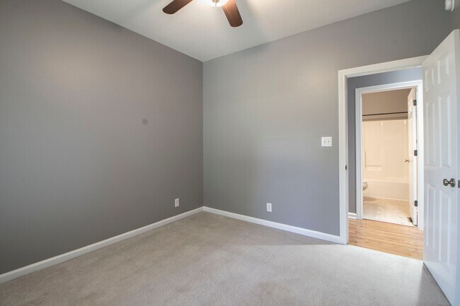 Building Photo - 702 Mt Vernon Dr