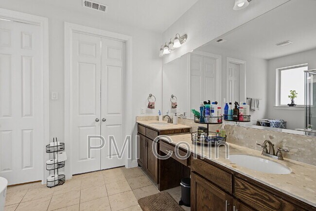 Building Photo - 8701 Fairway Ln