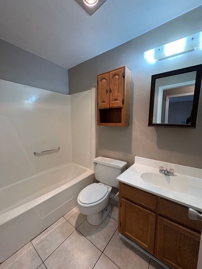 Building Photo - Huge 2 bedroom/2.5 bathroom Townhouse with...