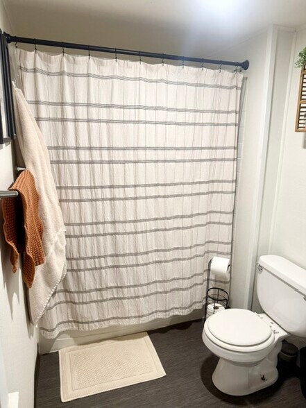 Bathroom - 819 W Commercial St