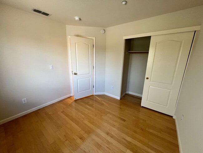 Building Photo - SPACIOUS FOUR BEDROOM HOUSE IN HAMILTON