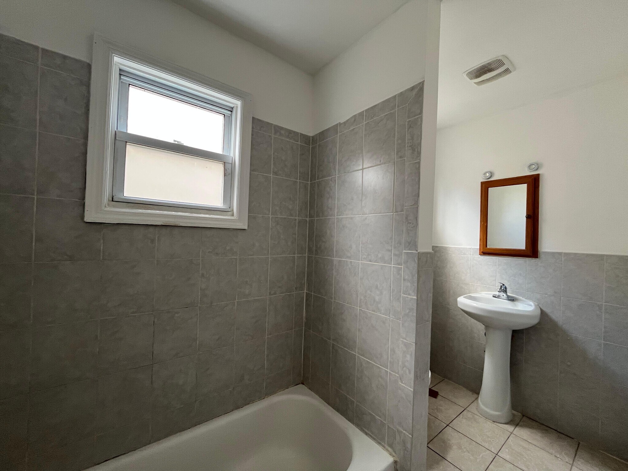 Building Photo - 218 Bowers St