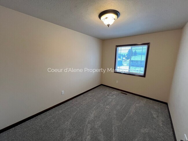 Building Photo - 3 bed, 2.5 bath townhouse