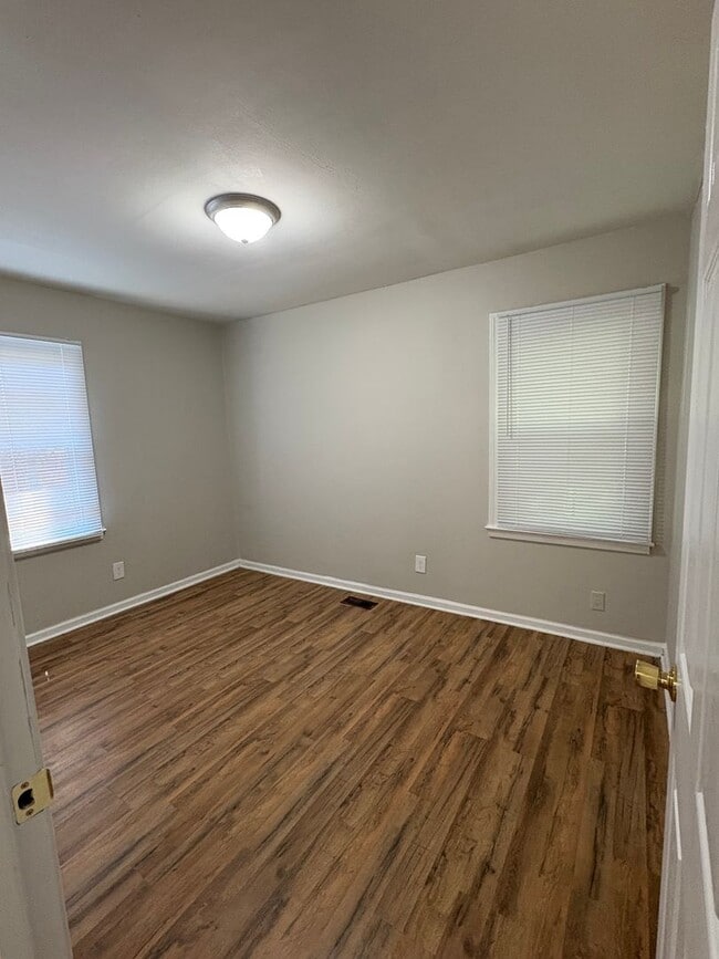 Building Photo - Spacious 5Bedroom 2 Bathroom House