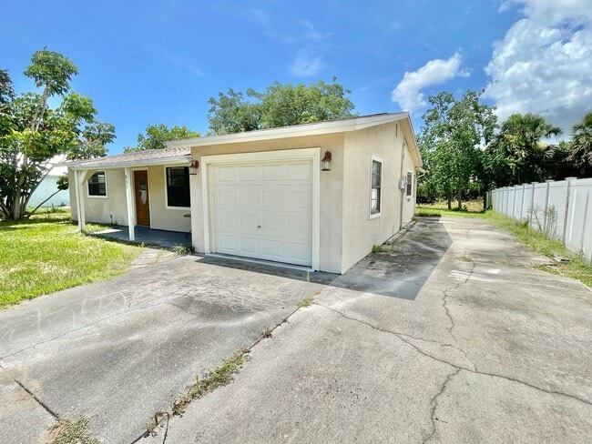 Building Photo - 3BR 1BA Annual Rental Available Now