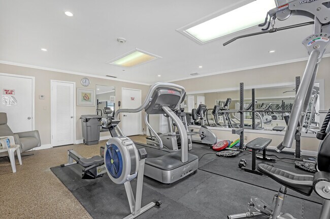 Building Photo - 1160 Hillsboro Mile