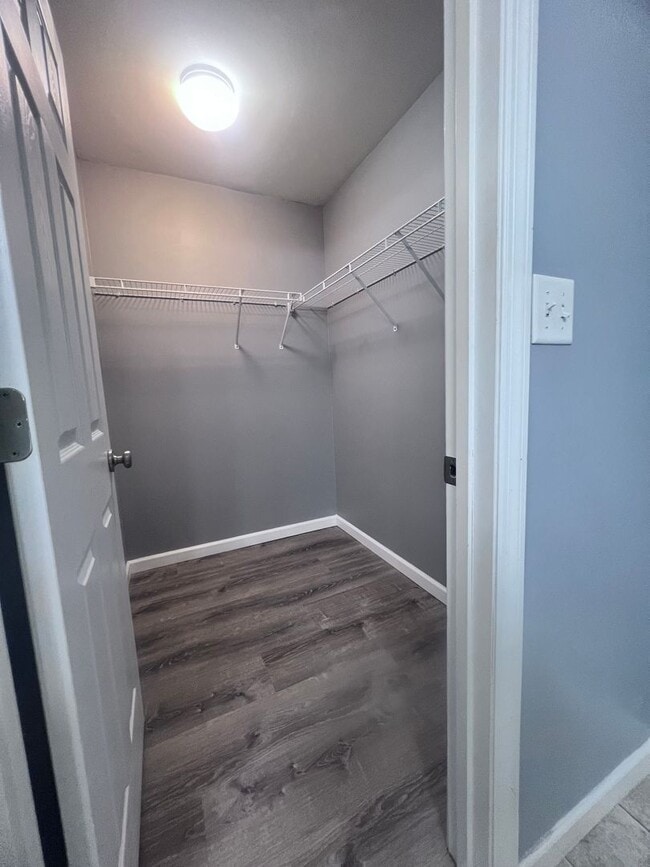 Building Photo - Updated 2-Bed/2-Bath Condo in Desirable Br...