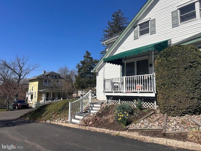 Building Photo - 633 Hampton Ave