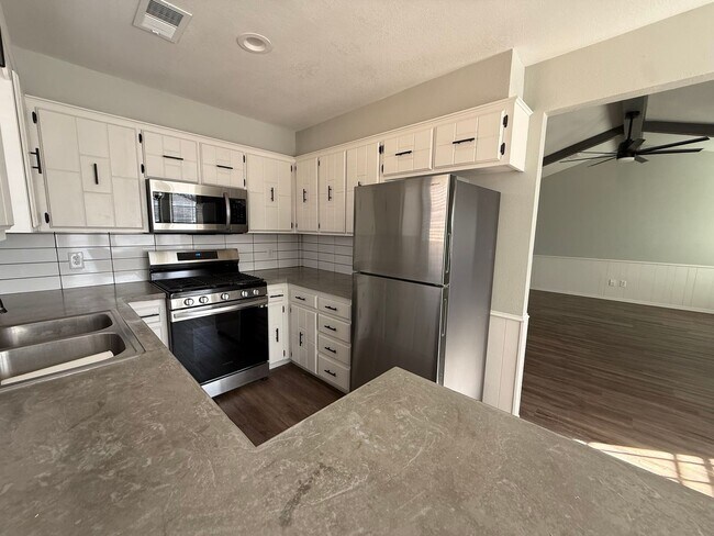 Building Photo - Updated Beauty 3/2