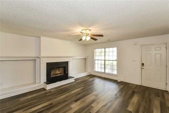 Building Photo - Fantastic 3bd/2ba home! Coming soon!