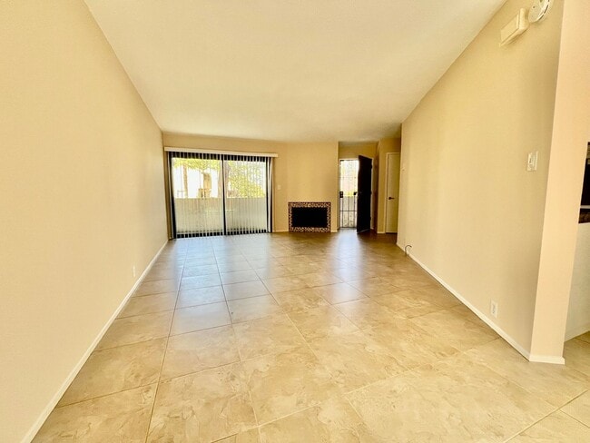 Building Photo - **Move in special, $500 off 1st month's rent**Beautiful 2bd/2bath townhome in La Jolla Community....