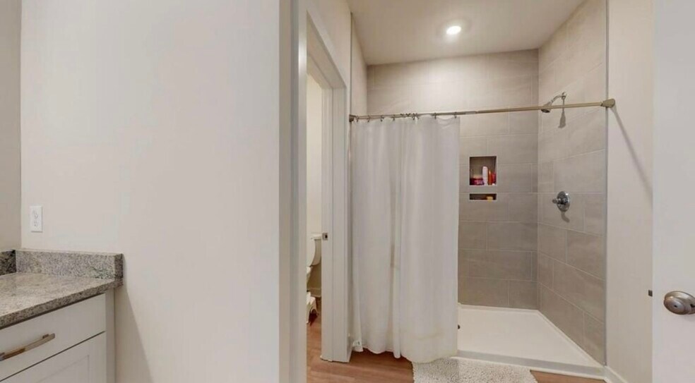 Master Bath - 2416 Blue Daze Ave