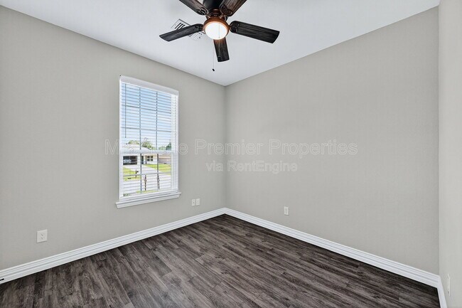 Building Photo - 320 W Bond St