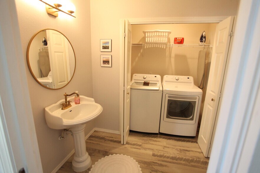 Building Photo - 5615 NE 75th Ave