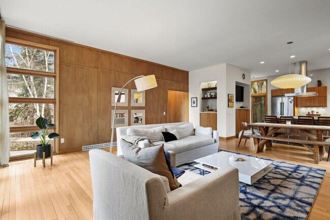 Building Photo - Mid-Century Home