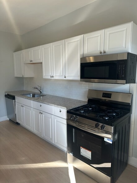 Building Photo - 4425 N Paulina St