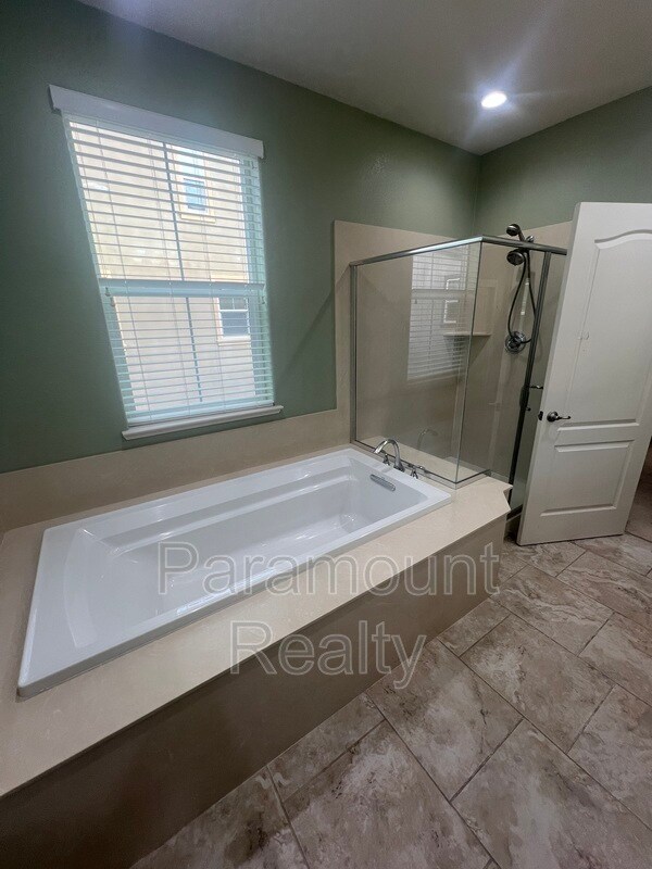 Building Photo - 3203 Vittoria Loop