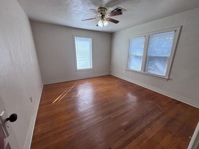 Building Photo - 2-bedroom 1 bathroom house with garage and washer/dryer provided