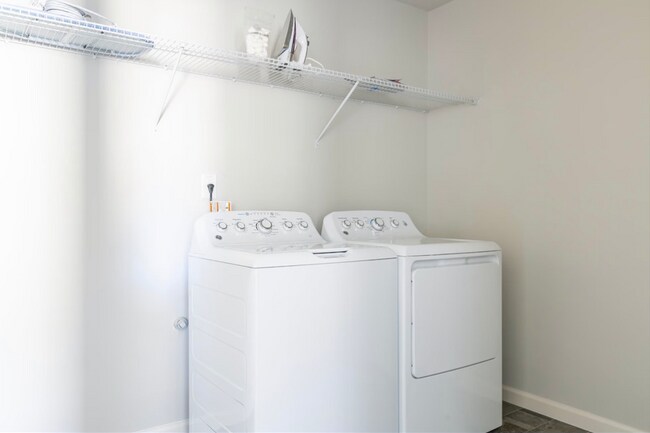 Building Photo - 7743 SE Kinnaman St