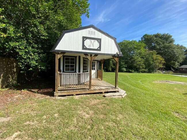Building Photo - Adorable and Updated 3BR, 2BA Brick Ranch in the heart of Martinez!