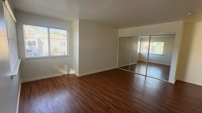 Building Photo - Townhouse in gated community near A.V. Col...