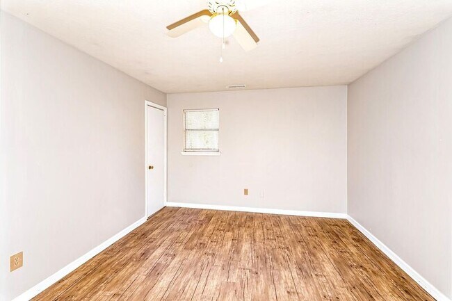 Building Photo - 248 Foxglen Rd
