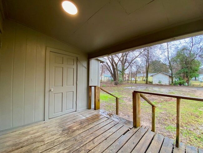 Building Photo - Renovated 3 Bedroom 1 Bath Home in Bossier...