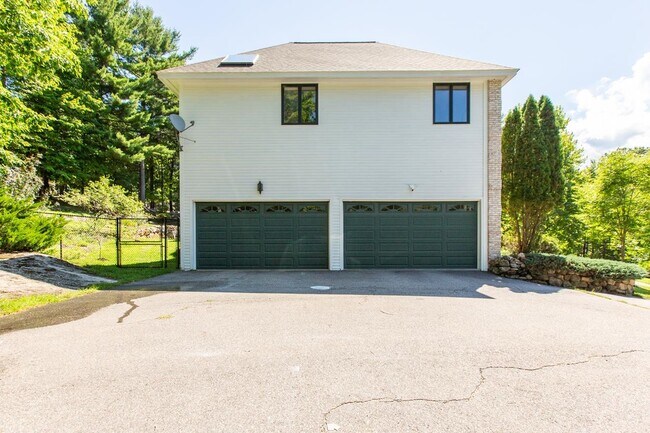 Building Photo - 145 Edgewater Dr