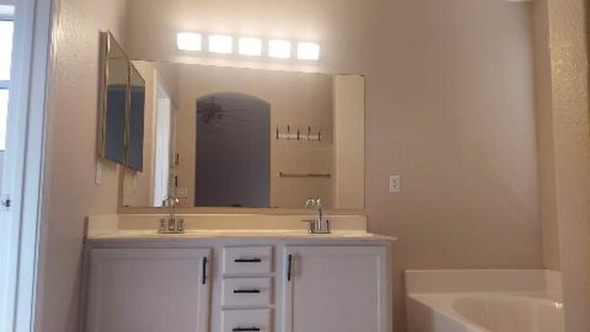 Building Photo - Beautiful Lake Community!