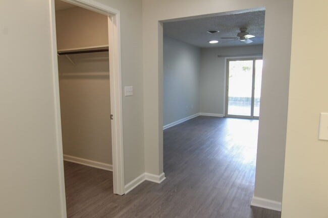 Building Photo - Remodeled Redding Condo!