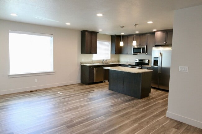 Building Photo - Lovely townhome for rent in Provo