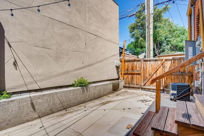 Building Photo - Charming 2 Bedroom in Cherry Creek- NEW AC UNIT! Fenced back space!