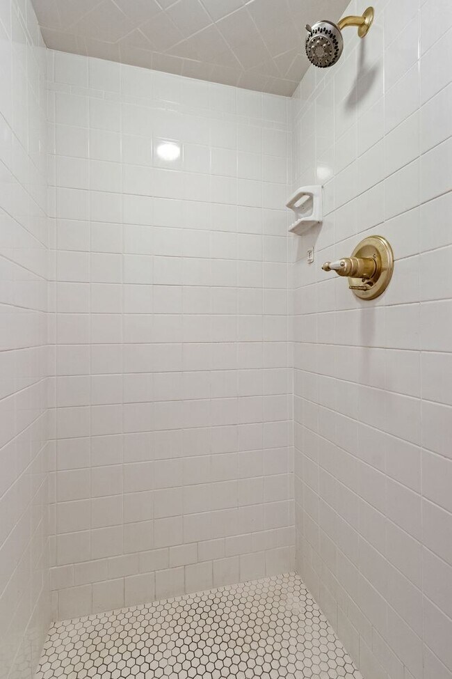 Building Photo - Beautiful Home in Springdale with Sunroom!