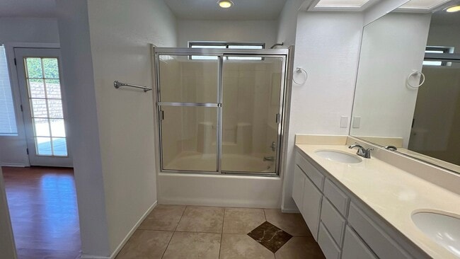 Building Photo - (APPLICATION PENDING) East Lancaster Home