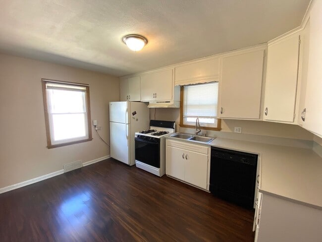 Building Photo - 2 Bedroom, 1 Bath Home for Rent in West Pe...