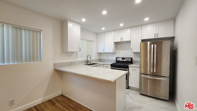 Building Photo - 12942 Moorpark St