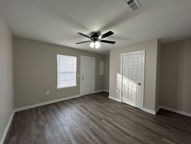 Building Photo - Duplex with Garage - Minutes from Downtown...