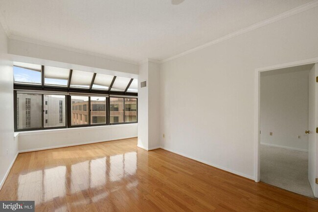 Building Photo - Georgetown. Upper *** Large, Stylish, Top ...