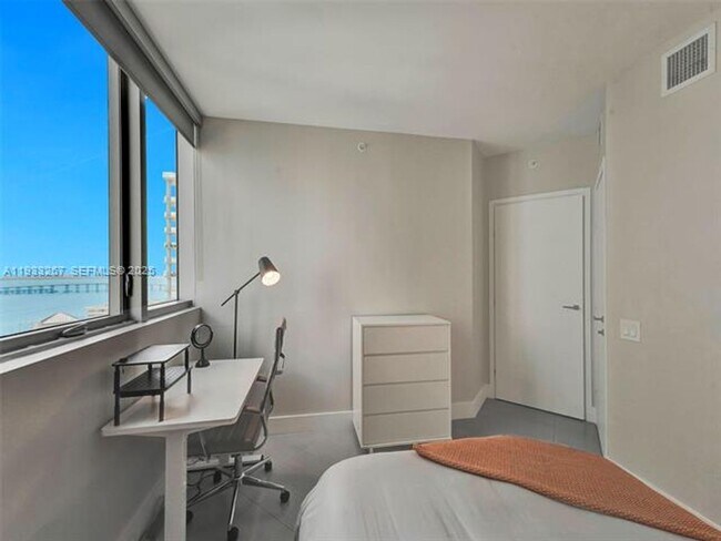 Building Photo - 1300 Brickell Bay Dr