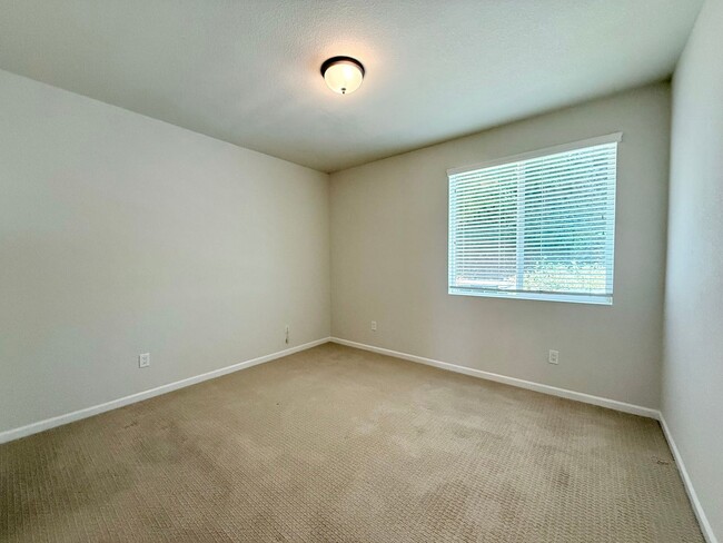 Building Photo - 5-Bed Gated Family Oasis | Prime Location & Backyard Space